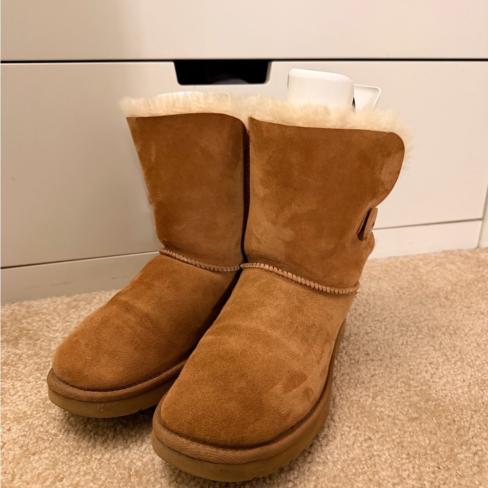 Ugg Bailey Button Chestnut - Picture 2 of 5